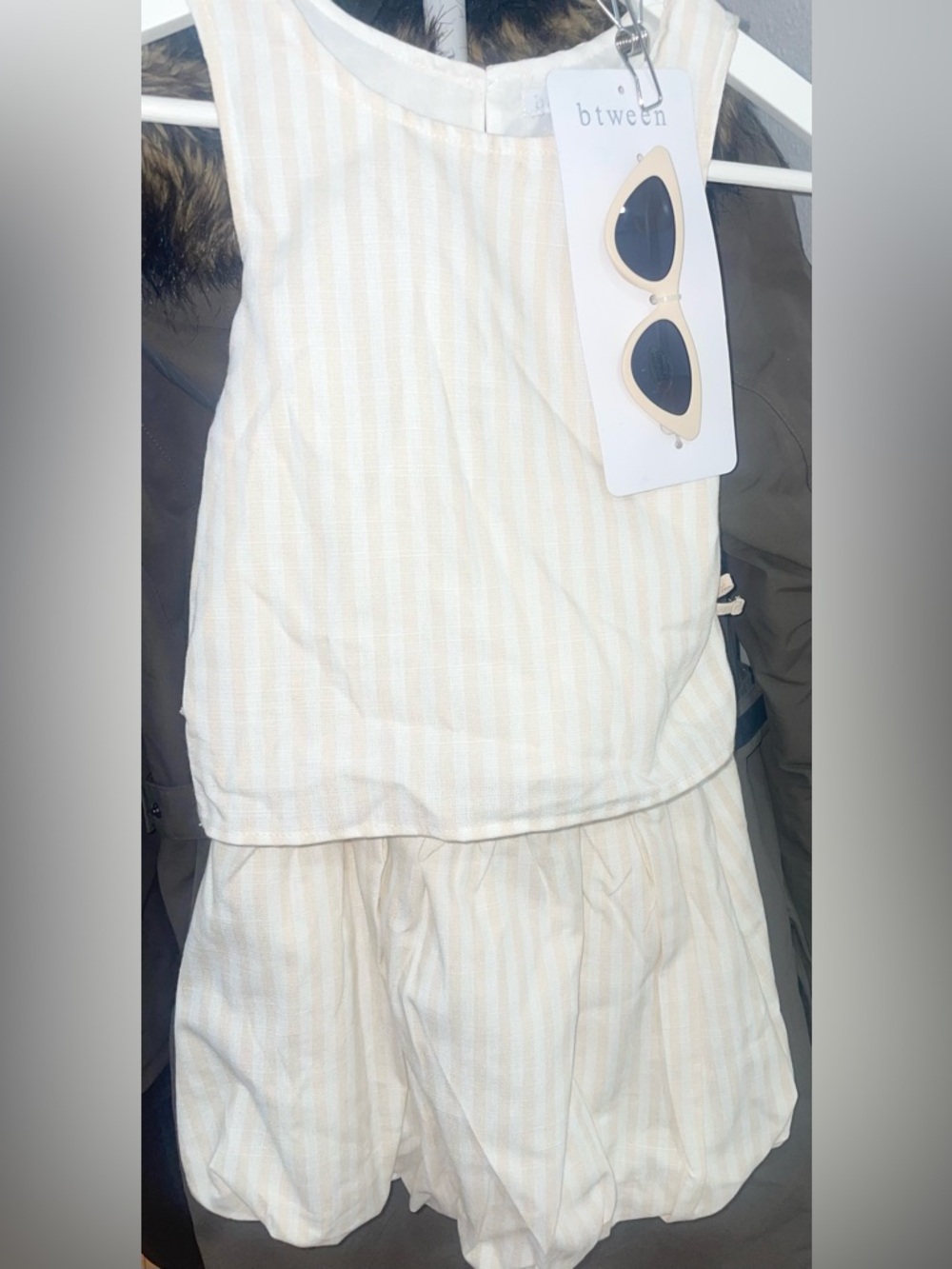 👧🏽🎀 Girls Size 7 btween Cream & White Striped set .👧🏽🎀